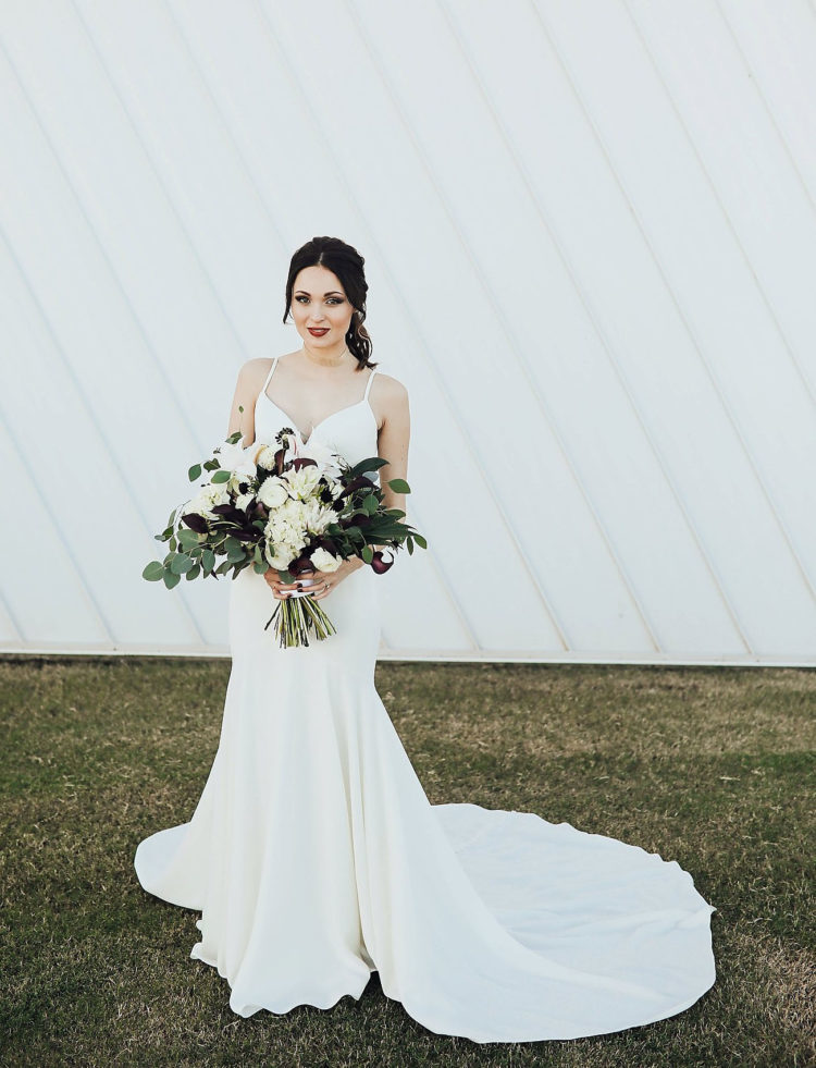 a minimalist and girlish wedding gown with spaghetti straps, a mermaid silhouette and a sweetheart neckline