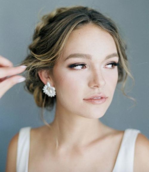 a nude spring wedding makeup with a shiny blush lip, accented eyes and a touch ofpeachy blush is delicate and beautiful