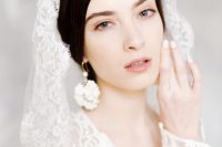 a refined wedding makeup with a shiny pink lip, a touch of blush on the eyelids and a beautiful and delicate skin tone