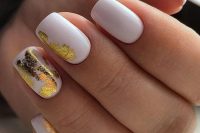 a white wedding manicure accented with gold foil is a chic and sophisticated idea to stand out, whatever the season of your wedding is