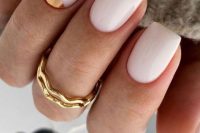 a white wedidng manicure with two nails done with gold foil is an ultra-modern and bold solution suitable not only for spring