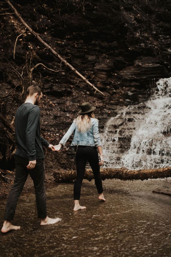 if you are two wanderers, you can go for a forest, mountain or waterfall engagement that will guarantee a great backdrop