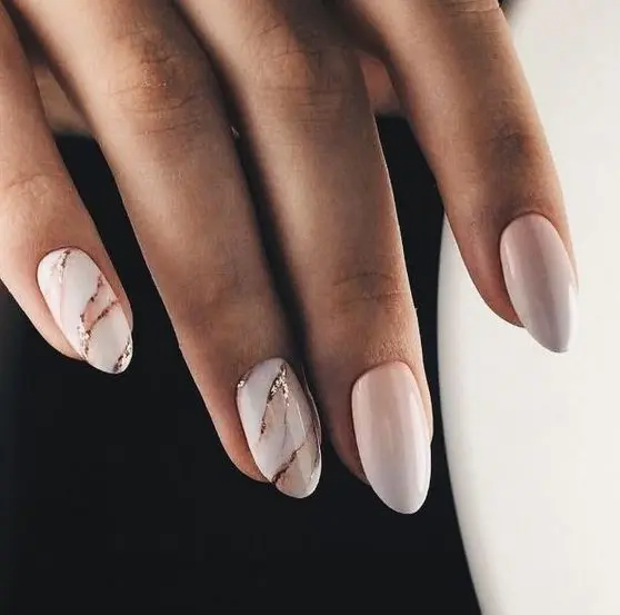 ombre French nails with two marble accent nails and a touch of gold glitter are very trendy