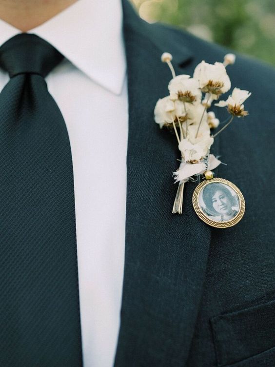a cute boutonniere of dried blooms and a photo in a frame is a cool accessory that allows to honot the person you miss