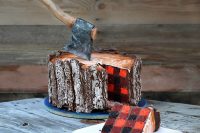 the best part about this woodsy one-tier isn’t the bark-like exterior—it’s definitely the flannel-checked interior