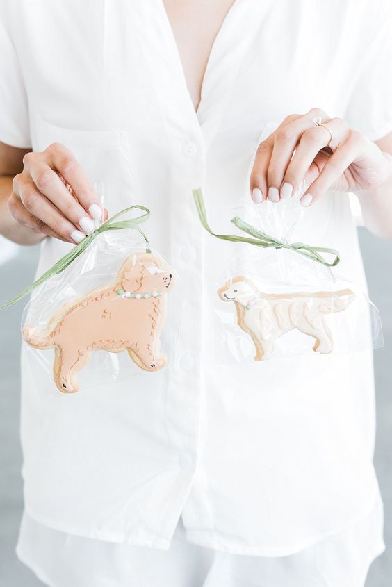 wedding favors - cookies shaped as pets that are gone but loved a lot - are a great way to remember them