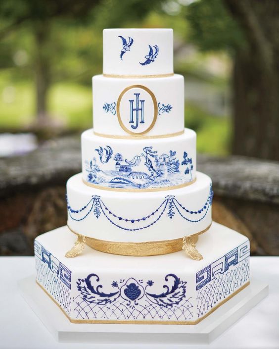 a blue, white and gold wedding cake inspired by chinoiserie is very refined and elegant