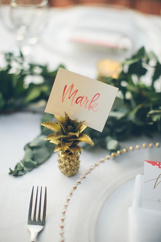 a mini gold pineapple with a card is a chic and stylish idea for a modern tropical wedding
