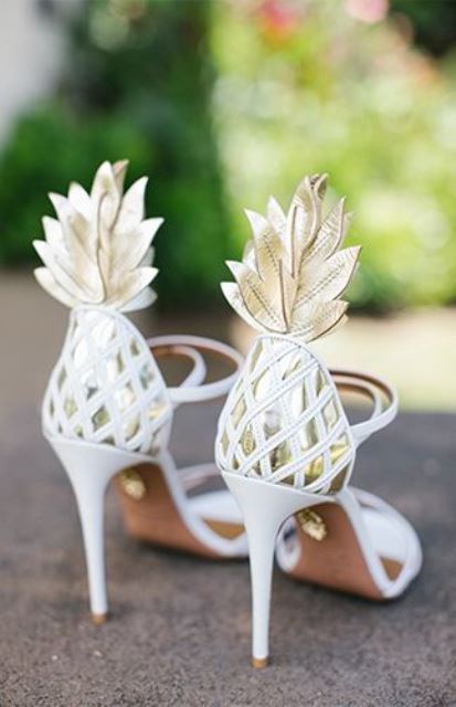 fantastic gold and white pineapple -inspired wedding shoes are a gorgeous idea for a glam tropical bride