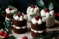 gingerbread naked Christmas mini cakes with mascarpone frosting, creanberries and greenery for a Christmas wedding