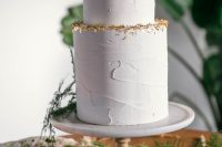 a stylish white textural wedding cake with gold glitter is a lovely and very refined idea for a modern wedding