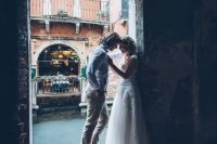 a couple in an arch in Venice looks really beautiful and the shot is very romantic