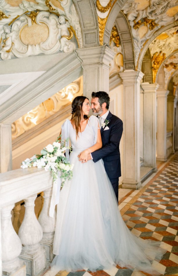 wedding portraits taken in a refined Venetian palace are amazing for a sophisticated wedding in this city
