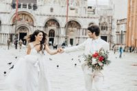 wedding portraits taken on the main Venice square – Piazza San Marco are amazing for a wedding