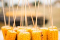 corn on skewers are a delicious and very simple snack to rock, suitable for vegan weddings