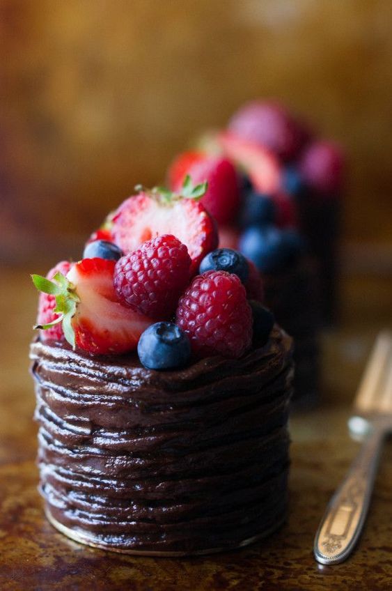 mini double chocolate cakes with raspberries, strawberries and blueberries are delicious for any refined wedding