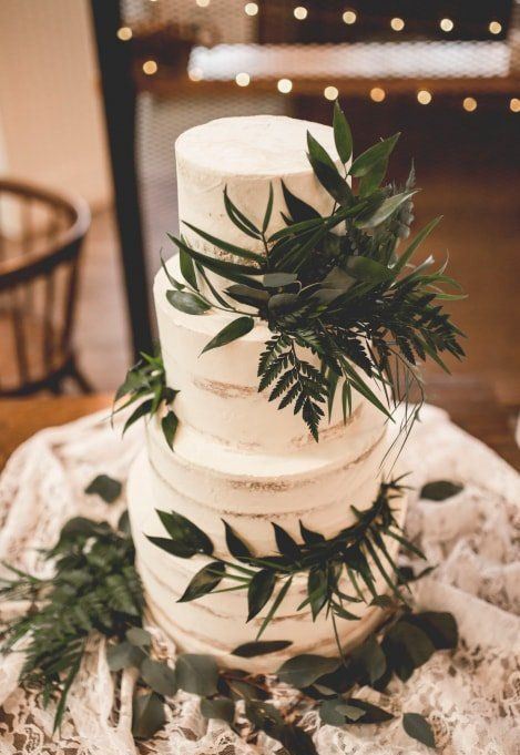 a gorgeous modern woodland wedding cake with lush greenery is a chic and fresh idea