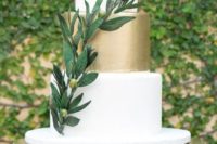 an elegant white and gold wedidng cake with an olive branch for a stylish Italian wedding