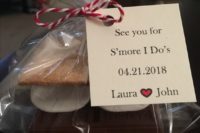 an s’more rehearsal dinner favor is a cool idea that won’t break the bank