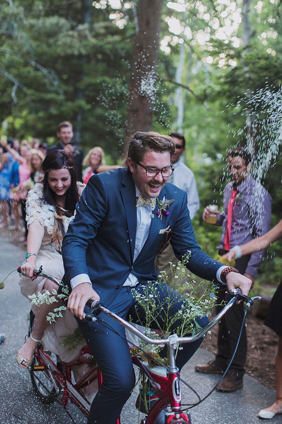 ride a double bike together at your wedding to have fun or as an escape, it will show off your hobby