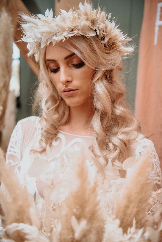 an eye-catchy neutral boho floral crown made of dried white leaves and bunny tails is a very fresh idea for a boho bride