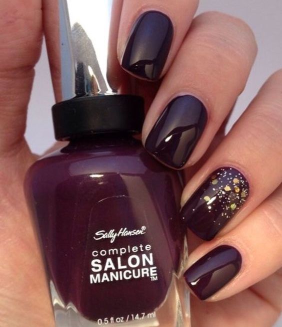 a deep purple manicure with gold glitter and polka dots is a very bold and refined fall wedding idea