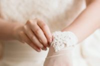 white tulle wedding gloves accented with lace look chic, romantic and refined, they will bring a cool fele to your look