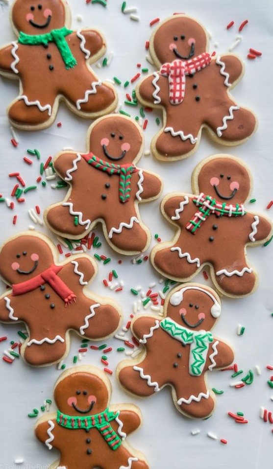 gingerbread people sugar cookies are traditional for Christmas, they will bring a homey feeling to the wedding