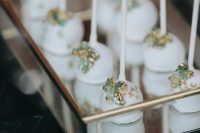 mini mint and gold cake pops are a great solution for a modern wedding with touches of green and gold