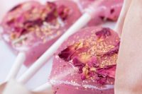 pink rose petals and gold heart-shaped lollipops will be amazing for a glam and cute wedding with pink touches