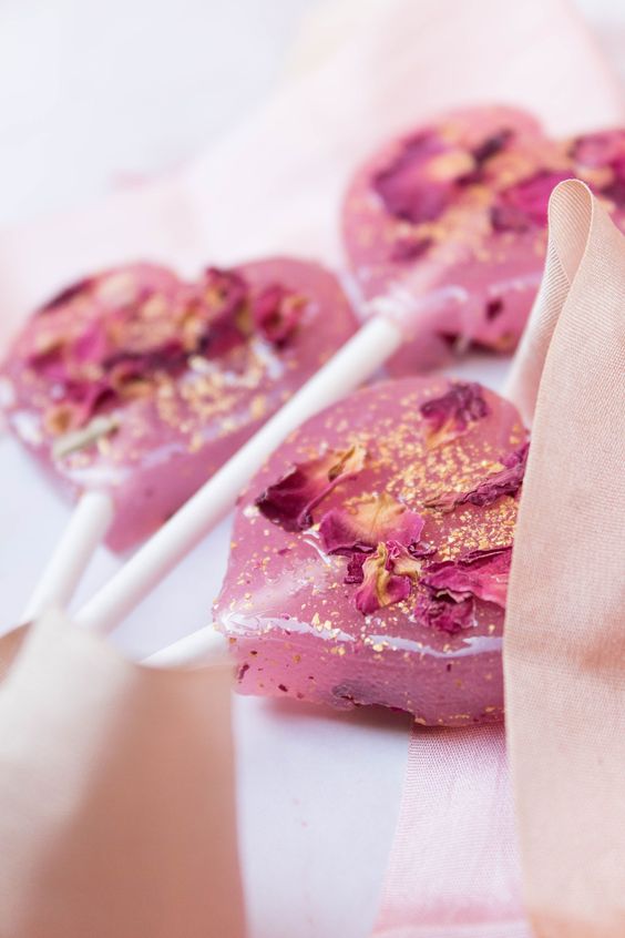 pink rose petals and gold heart shaped lollipops will be amazing for a glam and cute wedding with pink touches