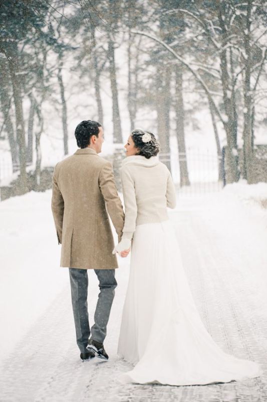 a neutral cardigan plus an infinity scarf for a cold and snowy wedding day
