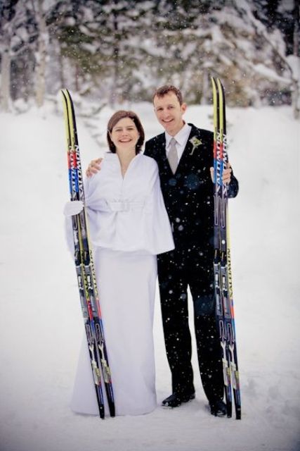 take your wedding portraits with skis to embrace the location and have unusual pics