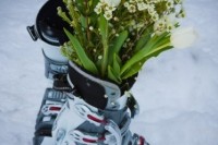 ski boots with blooms and greenery as a ski resort venue decoration – make them yourself fast and easily