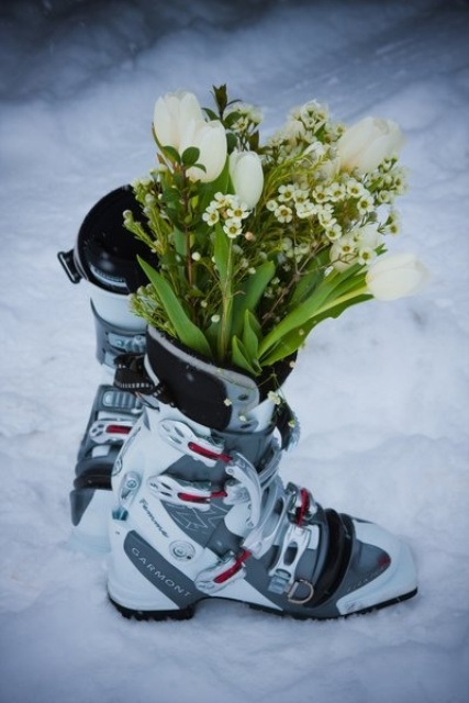 ski boots with blooms and greenery as a ski resort venue decoration - make them yourself fast and easily