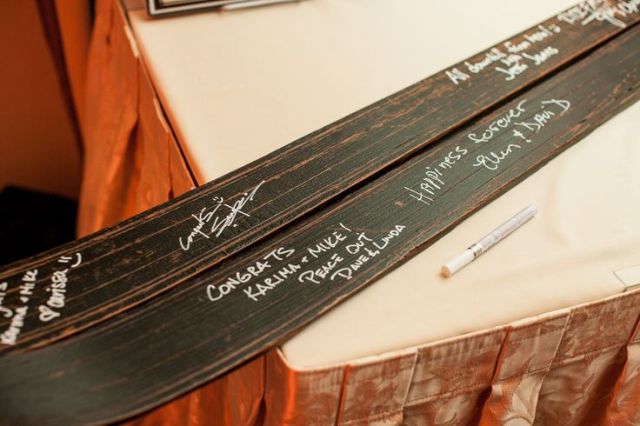 use skis as a guest book for your ski resort wedding, this is an easy and very location-embracing idea