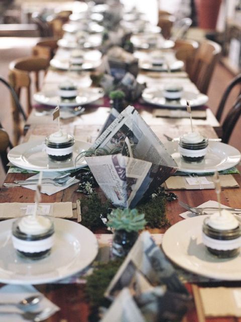 newspaper boats placed on moss are great to decorate your wedding tablescape are a cool and very sustainable solution