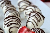 strawberries in white chocolate with dark chocolate glazing are always a great idea for a Valentine wedding, whether they are favors or desserts