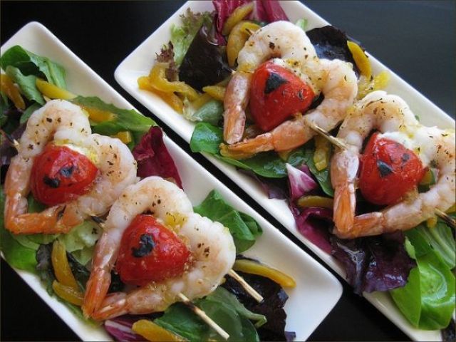 pretty heart-shaped grilled shrimp and tomato appetizers for a Valentine wedding