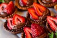 cupcakes with Nutella and strawberries are gorgeous and delicious Valentine’s Day wedding desserts or sweet appetizers
