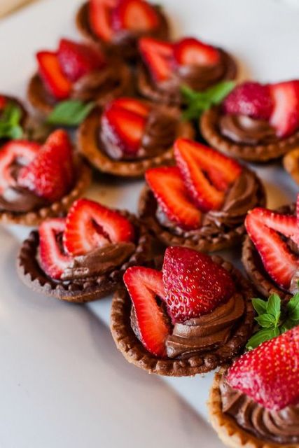 cupcakes with Nutella and strawberries are gorgeous and delicious Valentine's Day wedding desserts or sweet appetizers