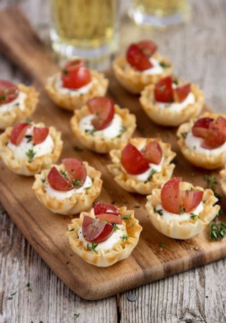 mini cups with whipped goat cheese, grapes and thyme are a delicious and very refined wedding appetizer idea not only for Valentine's Day