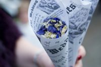 newspaper cones with dried blooms are amazing for a wedding, this is a double-sustainable idea for your wedding