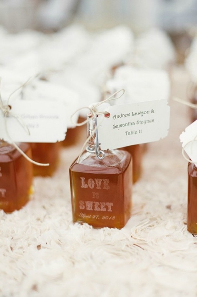 Edible DIY Mini Jars Of Honey As Place Cards (via brit)