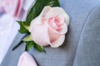 a pink rose, a rose quartz bow tie and a handkerchief for making the groom’s look romantic and chic
