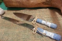 wedding cutlery with denim wrapping and twine is a cool idea for cowboy or rustic wedding
