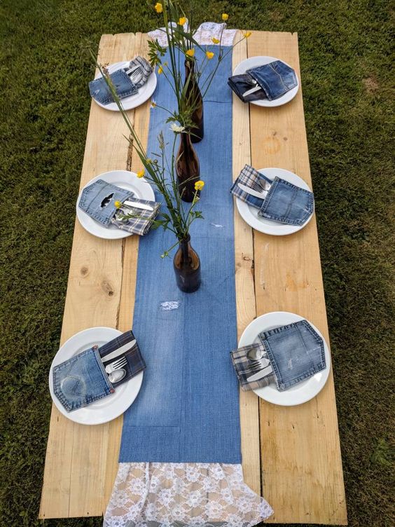 a denim table runner with lace, denim pockets for cutlery will make your tablescape very rustic and casual