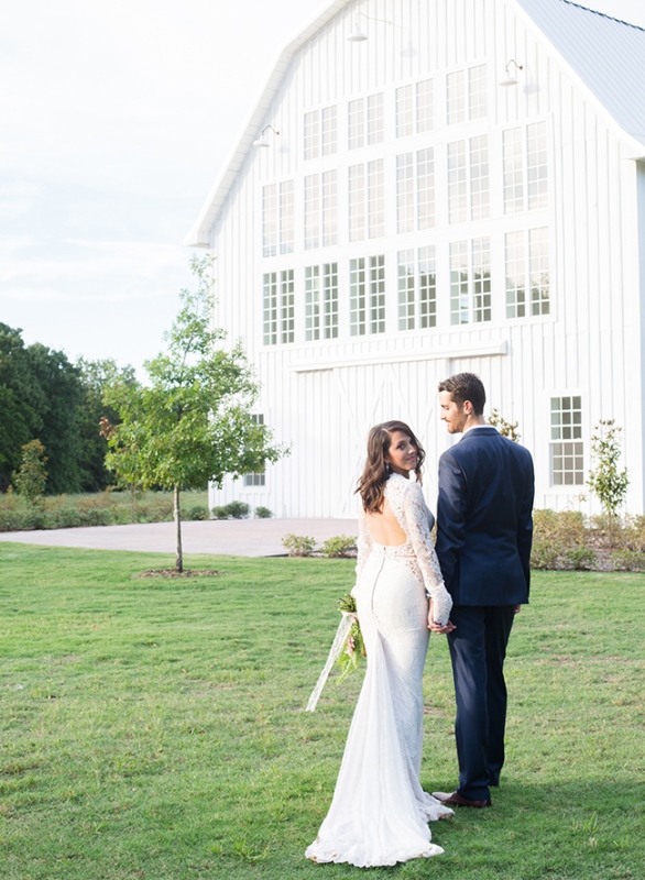 Picture Of charming pastel and emerald barn wedding  12