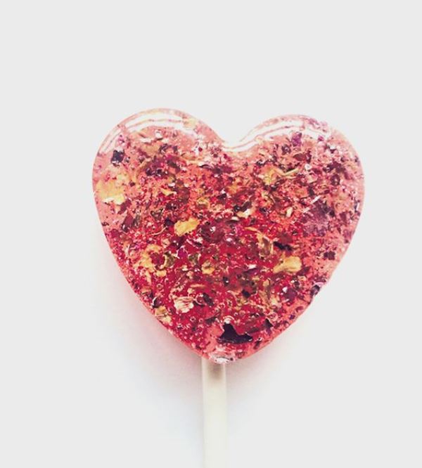 a pink heart-shaped lollipop with gold foil and dried blooms inside is a great idea for a glam wedding or for a Valentine's Day celebration