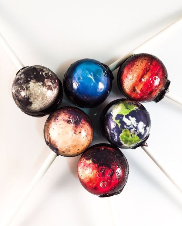 round planet-styled lollipops are a very creative and fun idea for a wedding, make them for a galaxy themed wedding